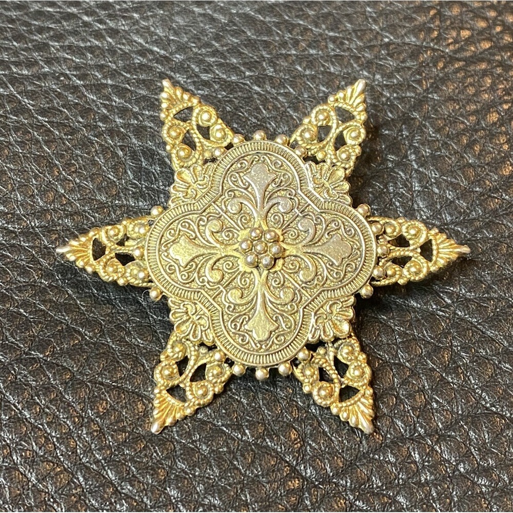 VNTG Freirich Gold Tone Flower Starburst Snowflake Filigree Brooch Pin